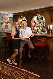 Mario Pargger und Madelaine Heinrich im private Wohnzimmer mit Hausbar im Little London (©Foto: Martin Schmitz)